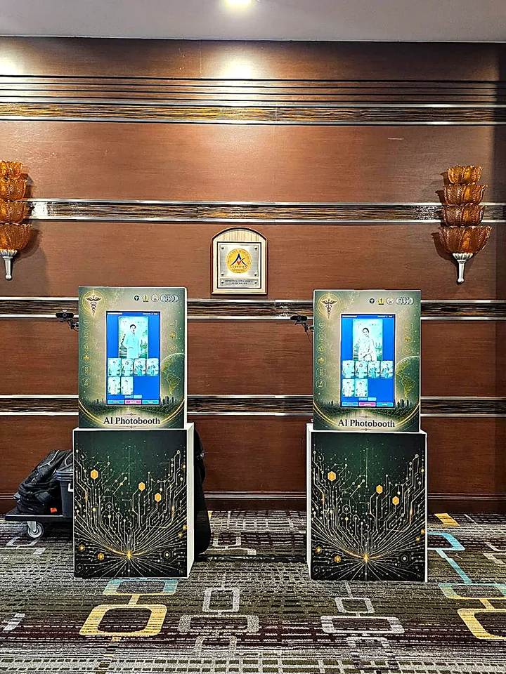 ตู้ AI Photobooth คู่ ติดตั้งจริงในงานสัมมนาที่โรงแรม ปรับธีมและแบรนด์งานได้