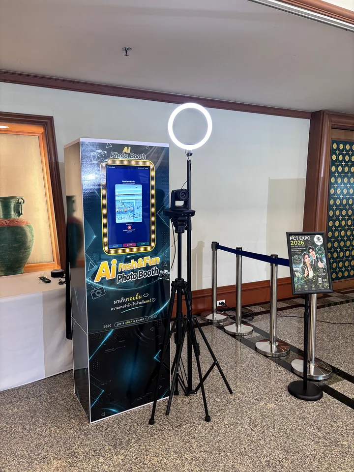 เซ็ตอัพ Ai Photo Booth จริงพร้อมไฟวงแหวนและแนวกั้นคิว ในงานเอ็กซ์โป
