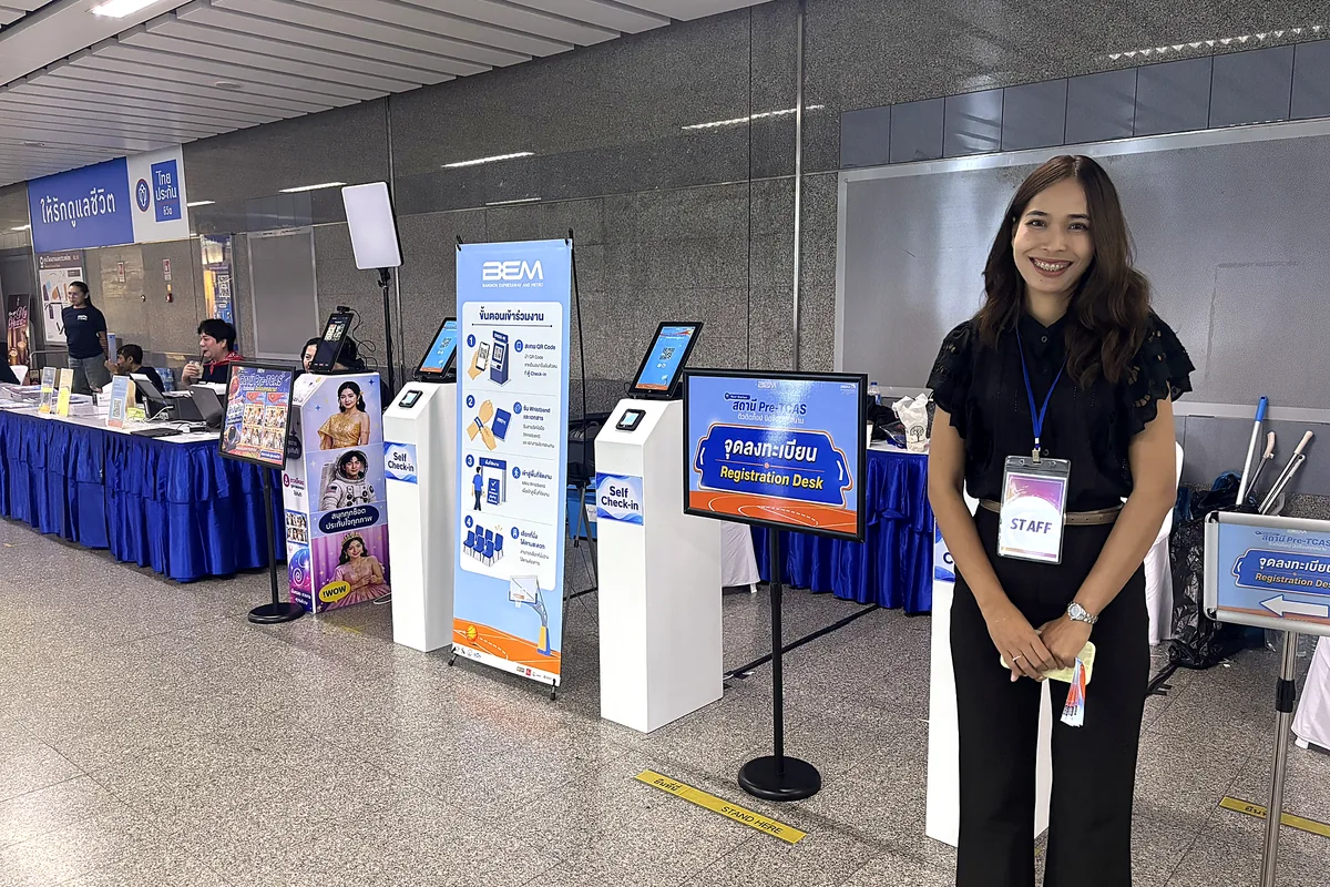 จุดลงทะเบียนและ Self Check-in งานจริง BEM Pre-TCAS พร้อมเจ้าหน้าที่ ป้าย Registration Desk และขั้นตอนเข้าร่วมงาน