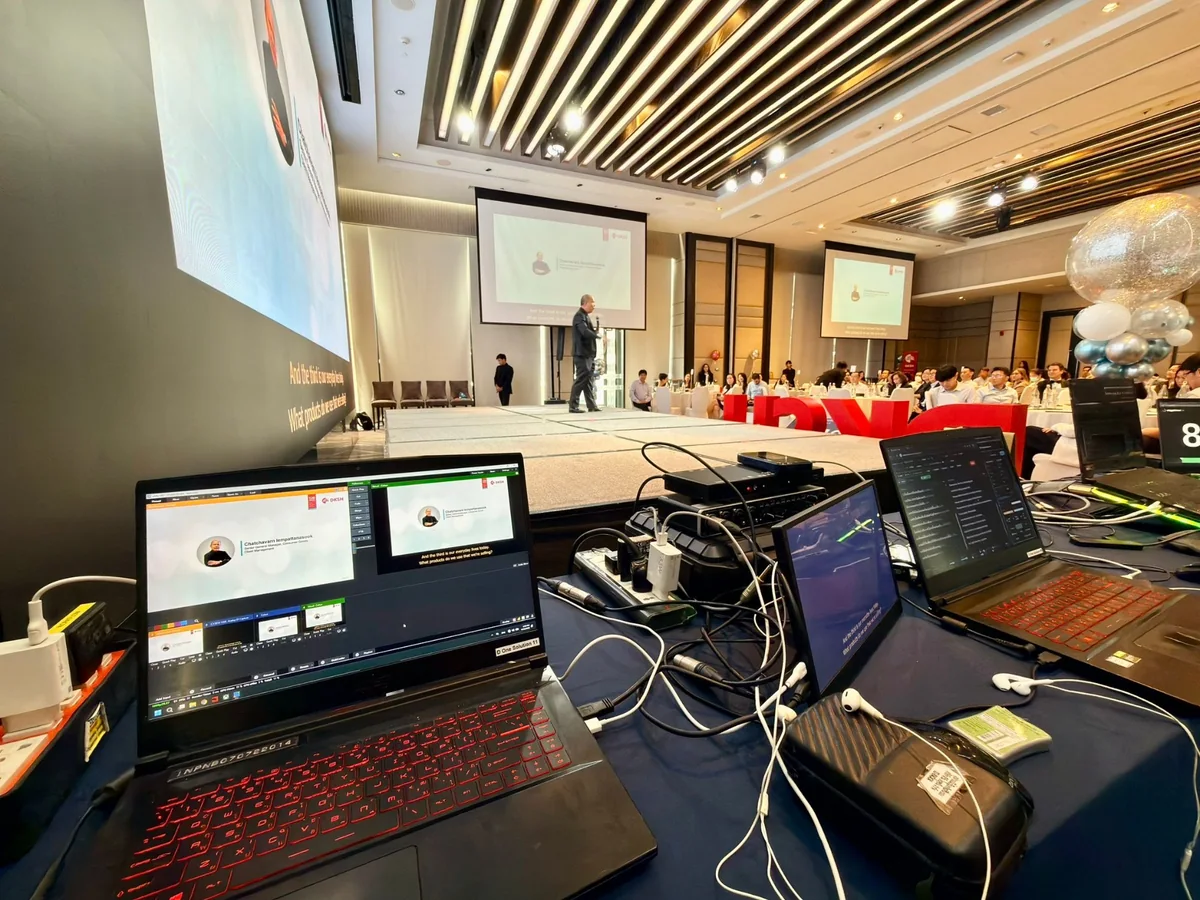 Control Station ระบบแปลภาษาสดหน้างานประชุมองค์กร โน้ตบุ๊กควบคุมซับ 2 ภาษาและ vMix ส่งคำแปลขึ้นจอ LED เวที