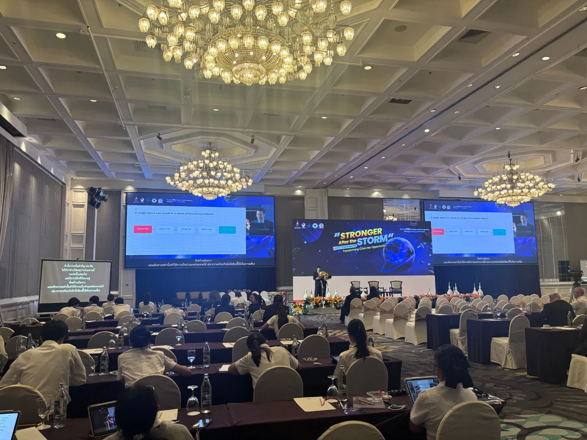 แปลภาษาสดขึ้นจอ LED คู่ในงานประชุมระดับประเทศ ซับไตเติล 2 ภาษาไทย-อังกฤษ ห้องประชุมใหญ่ผู้เข้าฟังเต็มห้อง
