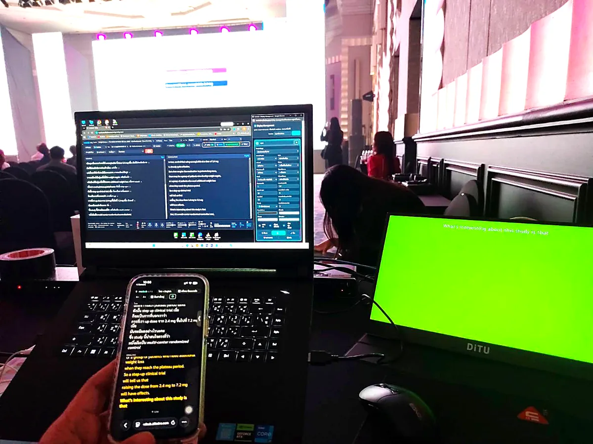 ผู้เข้าฟังดูคำแปลสดบนมือถือของตัวเองผ่าน QR ไม่ต้องลงแอป ควบคู่กับจอ Green Screen สำหรับซ้อนซับลงไลฟ์